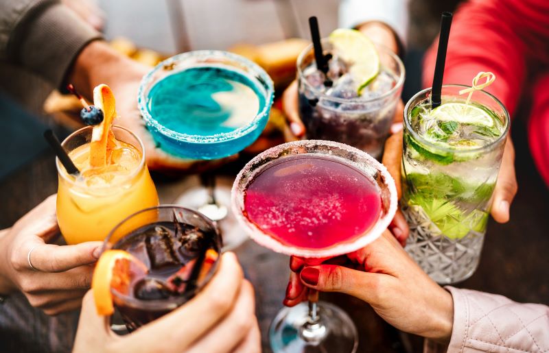 Czy od alkoholu się tyje - drinki wysokokaloryczne barwne drinki na imprezie