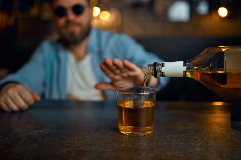 Odmawianie alkoholu w barze mężczyzna odmawiający alkoholu w barze