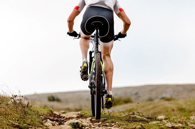 bieganie czy rower na mięśnie - rowerzysta w terenie