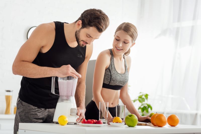 dieta dla mężczyzn i kobiet - wspólne robienie zdrowego koktajlu