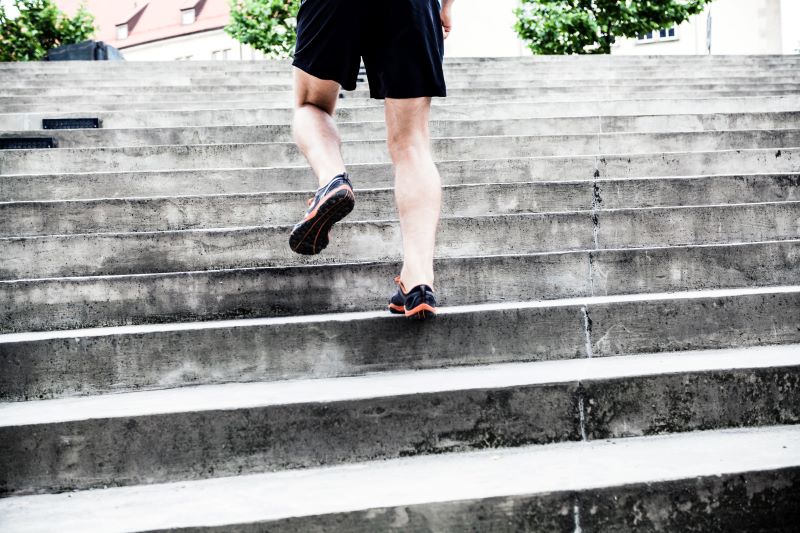 chodzenie po schodach podczas treningu biegowego