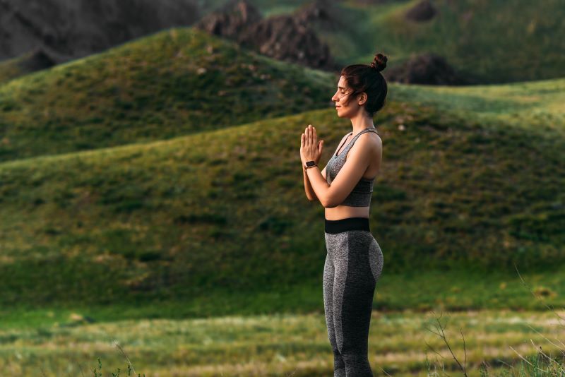 kobieta ćwicząca jogę w terenie żeby przestać się martwić