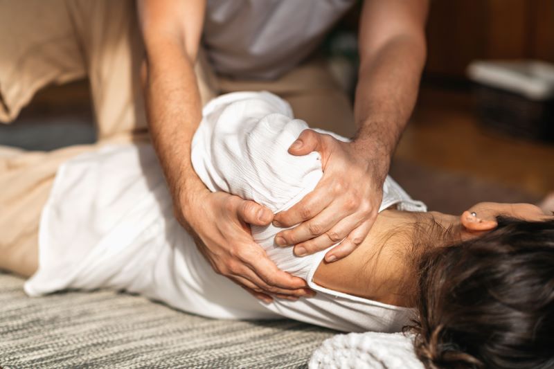masaż tajski na czym polega - przykładowa technika