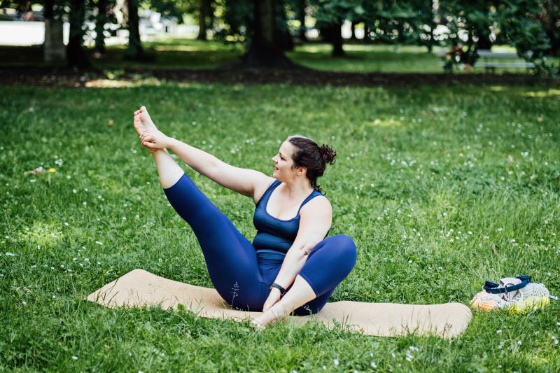 Ćwiczenie pilatesu z nadwagą kobieta z nadwagą ćwicząca pilates dla początkujących w ogrodzie