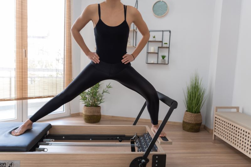 Pilates robiony na reformerze pilates dla początkujących w domu na reformerze