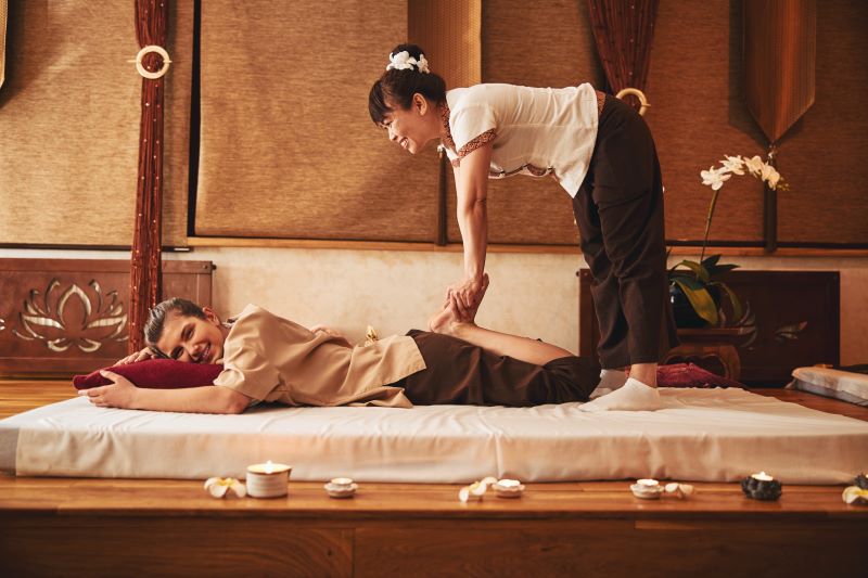 masażystka i klientka podczas sesji masażu tajskiego