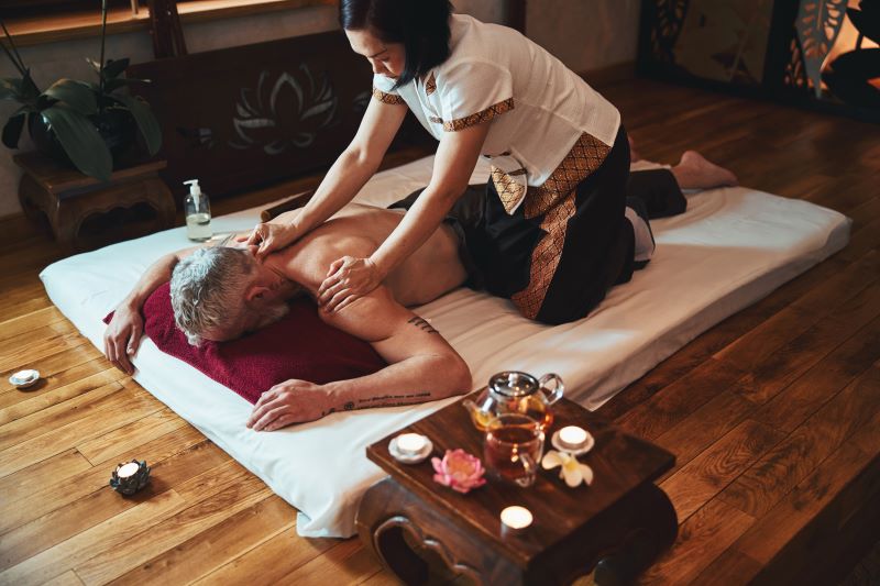 masaż tajski z olejkami aromaterapeutycznymi