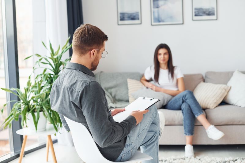 Terapeuta i pacjentka rozmowa o tym jak przestać się przejmować u psychoterapeuty