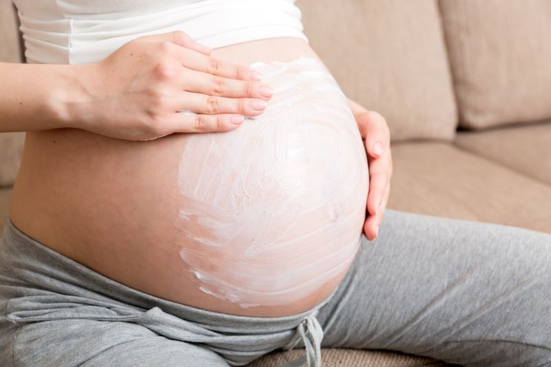 jak ujędrnić brzuch na czas ciąży - kremy nawilżające