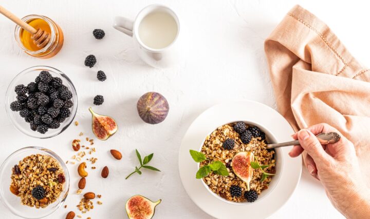 Co jeść na śniadanie, by było zdrowe, smaczne i sycące? Poradnik