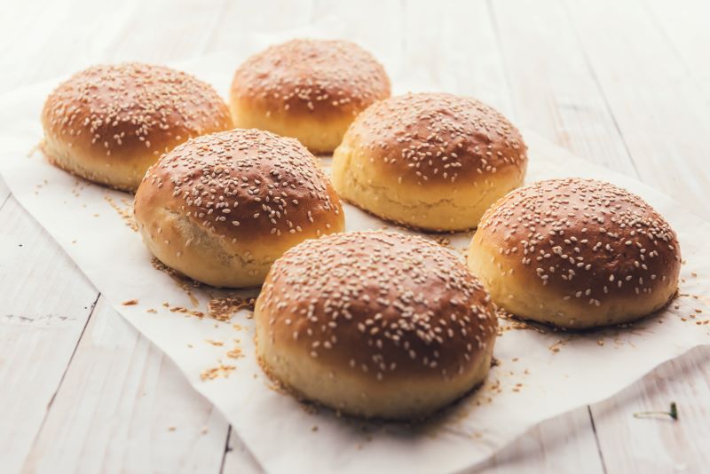 hamburgerowe bułeczki bez drożdży z sezamem