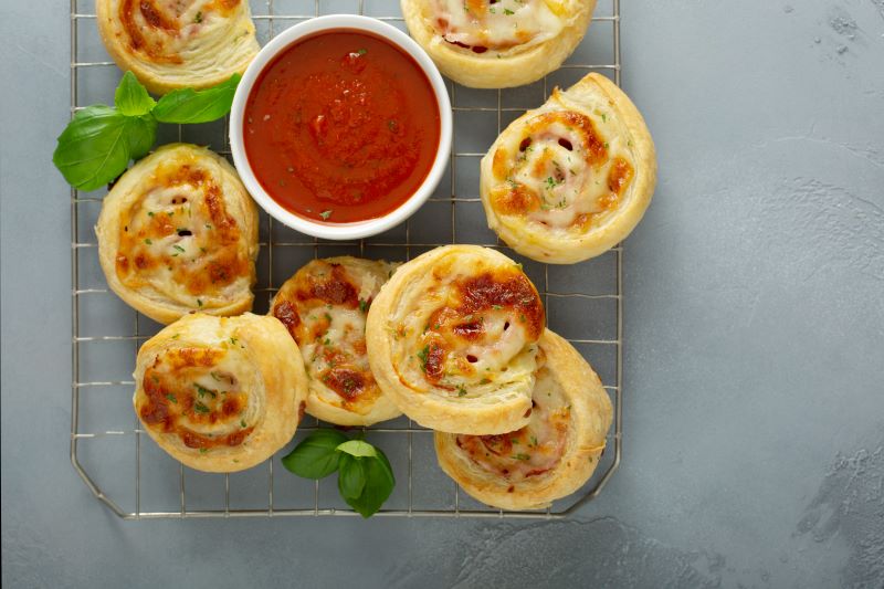 Zawijane bułki a la pizza bez drożdży pizzowe bułki bez drożdzy