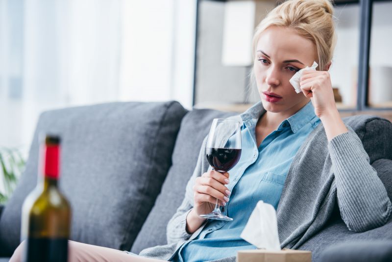 Zapijanie smutku winem silna wola a picie alkoholu pod wpływem emocji
