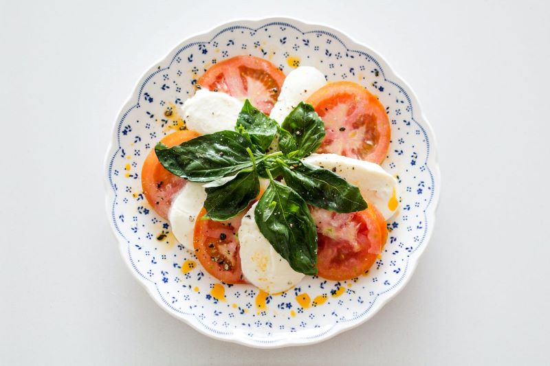 danie laktowegetariańskie na diecie wege - pomidory z mozzarellą i oliwą