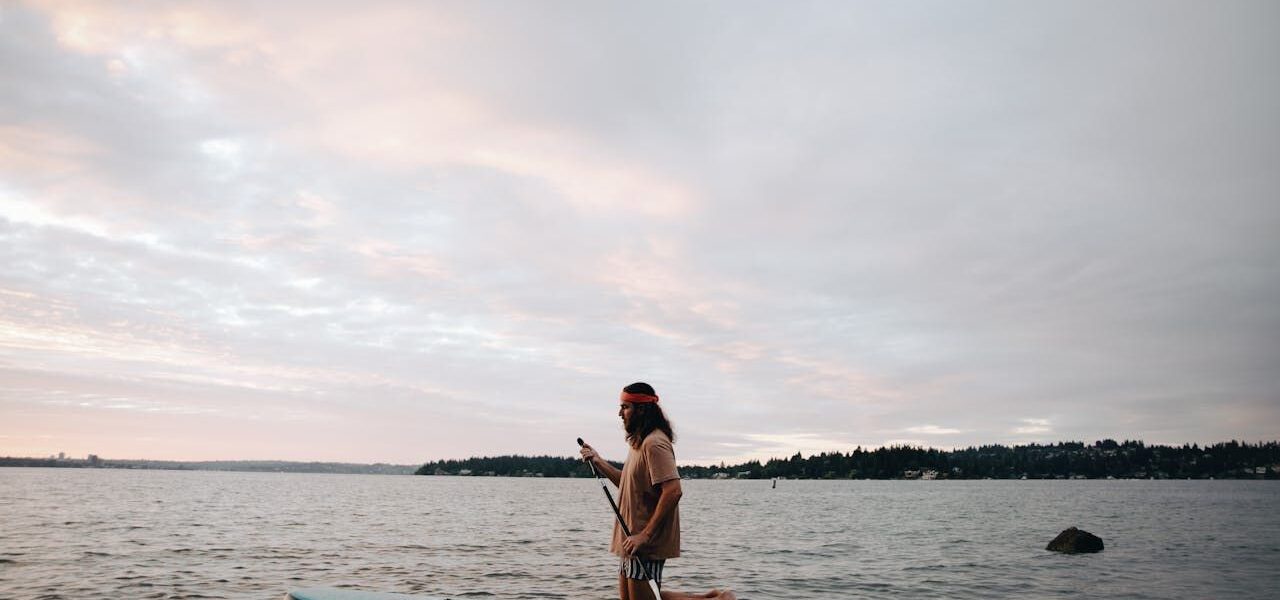 Jak rozpocząć przygodę z paddle board? Porady dla początkujących