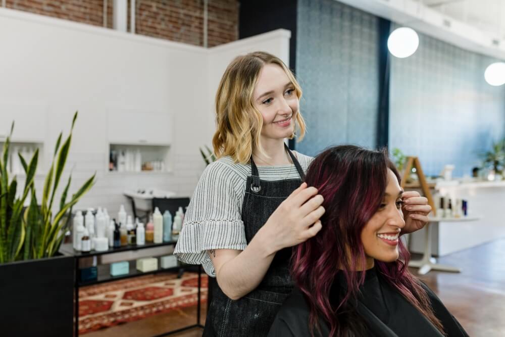 jak otworzyć salon fryzjerski krok po kroku i stworzyć miejsce uwielbiane przez klientów jak otworzyć salon fryzjerski krok po kroku, aby klienci byli zadowoleni